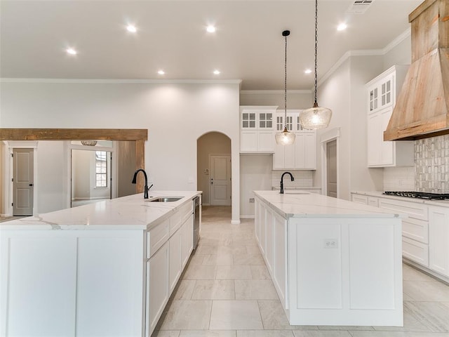 14613 Brantwood Cir, Oklahoma City, OK 73142 - kitchen featuring a large island with sink, a sink, crown molding, premium range hood, and recessed lighting