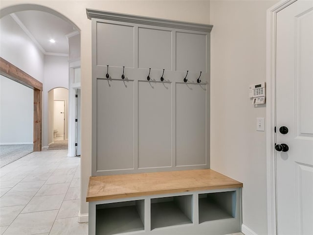 14613 Brantwood Cir, Oklahoma City, OK 73142 - mudroom featuring arched walkways, crown molding, and baseboards