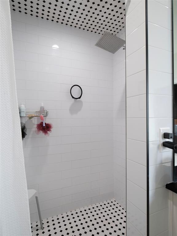 4304 NW 154th Pl, Edmond, OK 73013 - bathroom with tiled shower