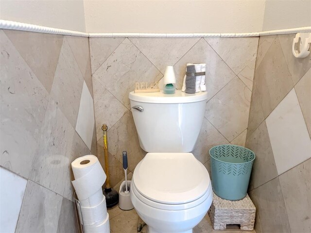 1117 SW 37th St, Oklahoma City, OK 73109 - half bath featuring tile walls and toilet