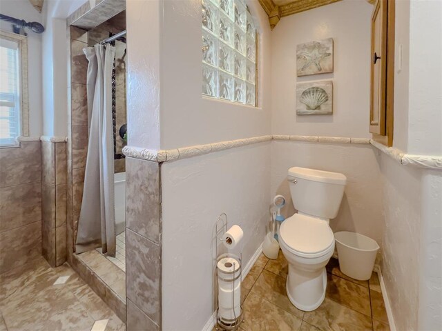 1117 SW 37th St, Oklahoma City, OK 73109 - bathroom with a tile shower, toilet, and tile patterned flooring
