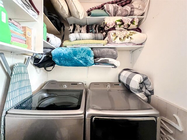 1117 SW 37th St, Oklahoma City, OK 73109 - laundry area featuring washing machine and clothes dryer
