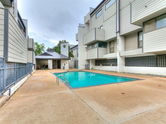 931 NW 7th St Unit 104, Oklahoma City, OK 73106 - community pool with a patio area