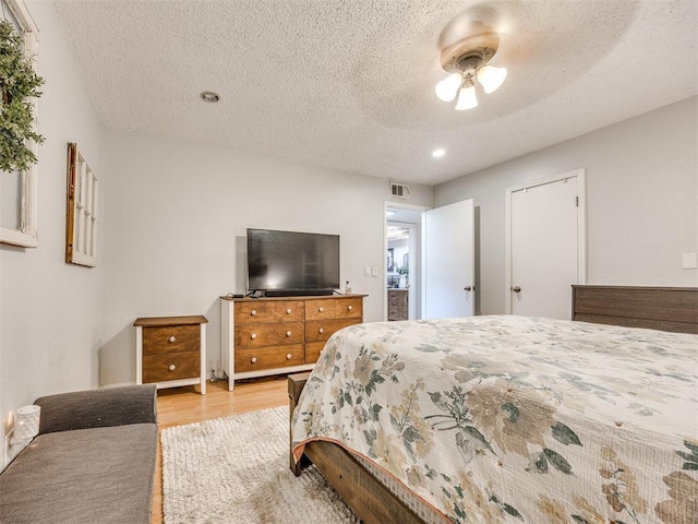 332 Crest Ln, Noble, OK 73068 - bedroom featuring light wood-style flooring, a textured ceiling, recessed lighting, and a ceiling fan