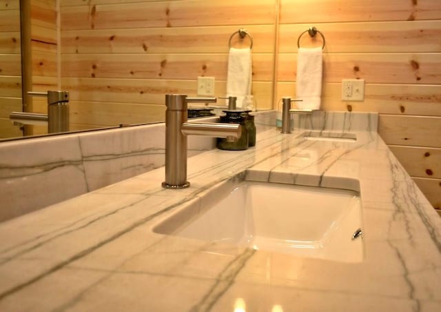 250 Almond Ln, Broken Bow, OK 74728 - detailed view of wooden walls