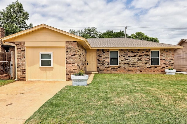 1633 SE 52nd St, Oklahoma City, OK 73129 - ranch-style home with a front yard and roof with shingles