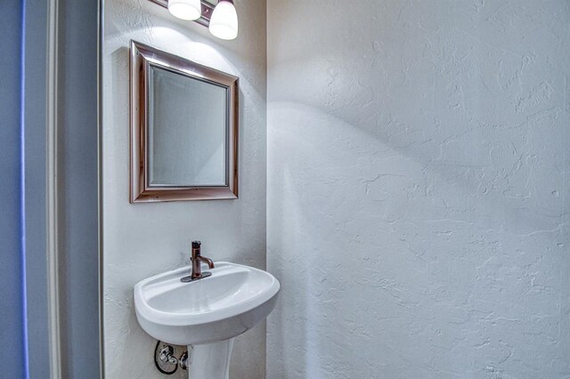 3024 Wakefield Rd, Edmond, OK 73034 - bathroom featuring a textured wall and a sink