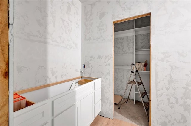 2807 N Lyon Dr, Oklahoma City, OK 73107 - bathroom featuring a bath