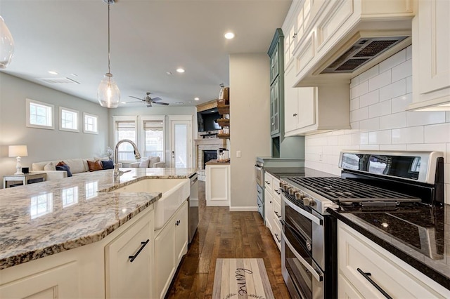 1508 Station St, Edmond, OK 73034 - kitchen with stainless steel appliances, open floor plan, dark wood-style flooring, backsplash, and recessed lighting