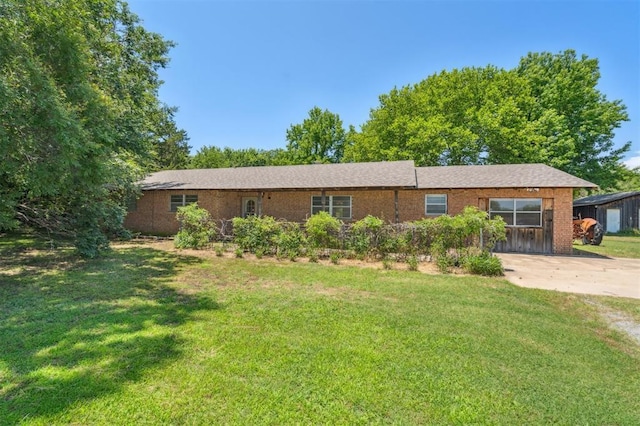 1317 S 58th St, Duncan, OK 73534 - single story home featuring a front yard and brick siding