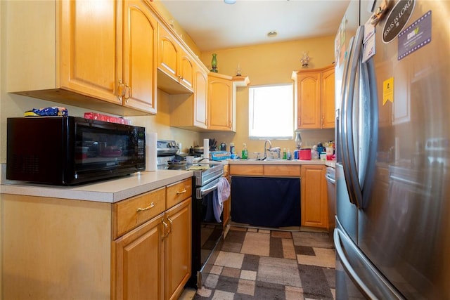 320 W Forest Ave, Eufaula, OK 74432 - kitchen with appliances with stainless steel finishes, a sink, light countertops, recessed lighting, and light brown cabinets