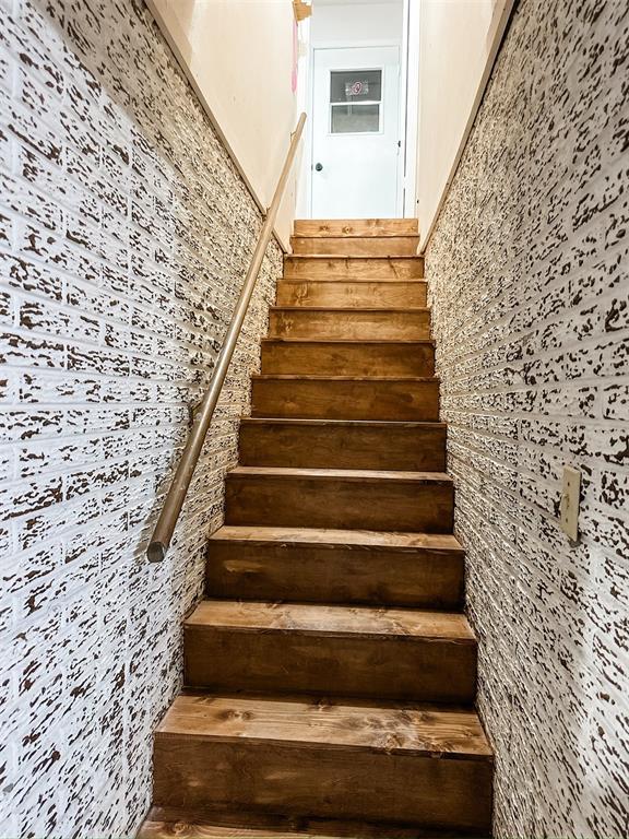 10190 County Road 1310, Fort Cobb, OK 73038 - view of staircase