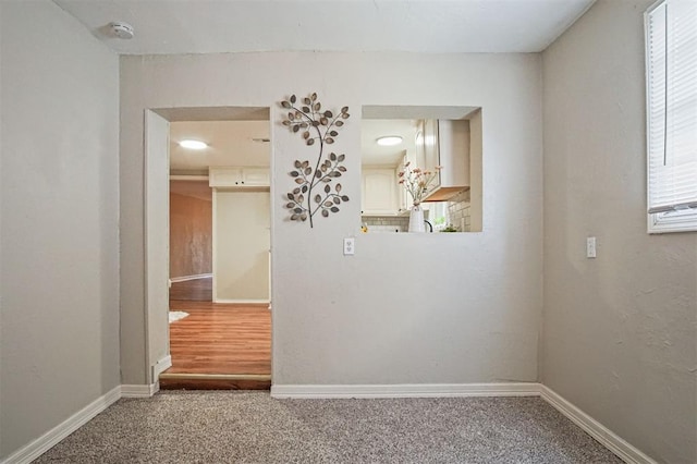940 NE 32nd St, Oklahoma City, OK 73105 - empty room featuring a smoke detector and carpet