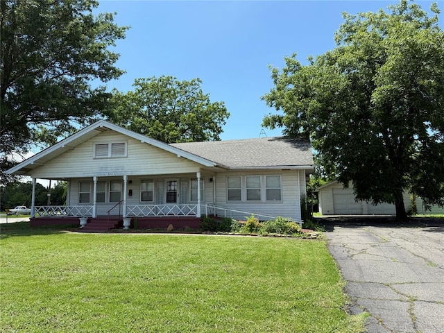 520 S Main St, Wetumka, OK 74883 - view of front of home with an outdoor structure, a porch, a front lawn, and a detached garage