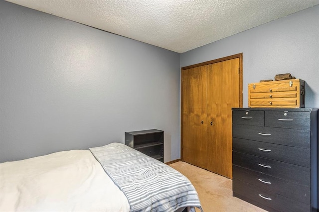 829 Douglas Dr, Norman, OK 73069 - bedroom with light carpet, a textured ceiling, and a closet