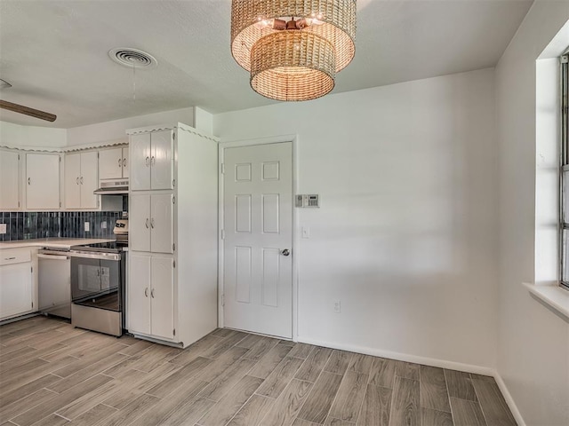 2117 SW 76th St, Oklahoma City, OK 73159 - kitchen with appliances with stainless steel finishes, under cabinet range hood, light wood-style floors, and a chandelier