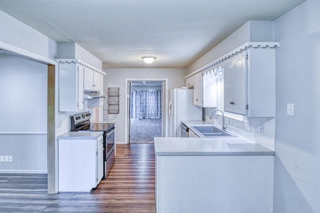 1439 Greenbriar Dr, Norman, OK 73072 - kitchen with stainless steel appliances, under cabinet range hood, a sink, dark wood-style floors, and a textured ceiling