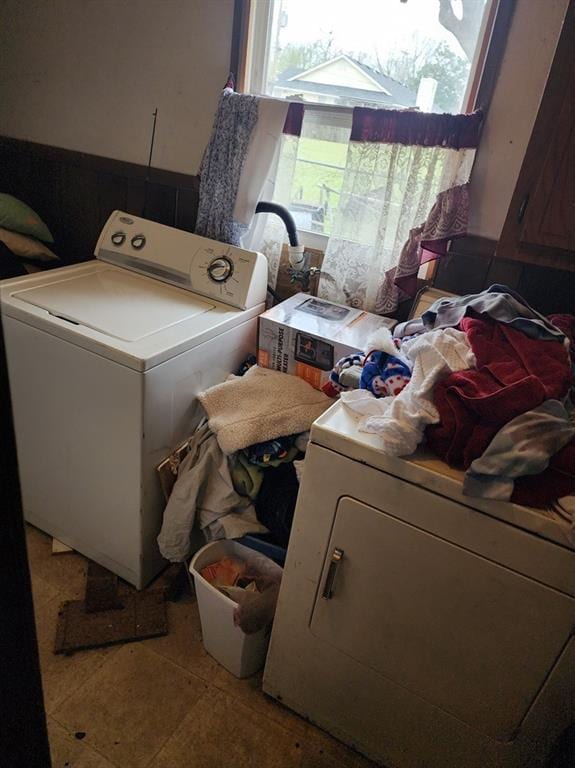 310 Mcgee St, Eufaula, OK 74432 - laundry room featuring washer / dryer