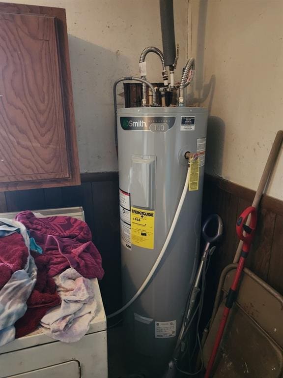 310 Mcgee St, Eufaula, OK 74432 - utility room featuring electric water heater