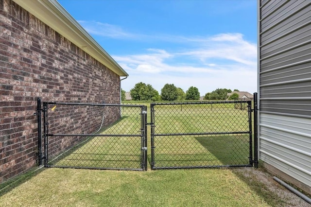 13091 Mannington Rd, Edmond, OK 73025 - view of yard featuring a gate