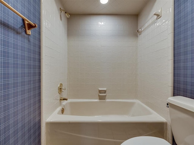 3713 Barwick Ct, Norman, OK 73072 - bathroom featuring wallpapered walls, toilet, and shower / bathtub combination
