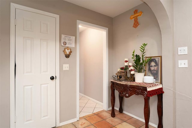 5108 NW 19th Ter, Oklahoma City, OK 73127 - corridor featuring light tile patterned flooring, arched walkways, and baseboards