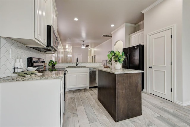 8340 NW 137th St, Oklahoma City, OK 73142 - kitchen with appliances with stainless steel finishes, a ceiling fan, crown molding, a kitchen island, and white cabinets