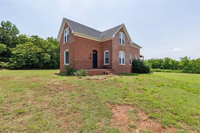 1901 E University Ave, Guthrie, OK 73044 - view of front facade with brick siding and a front yard
