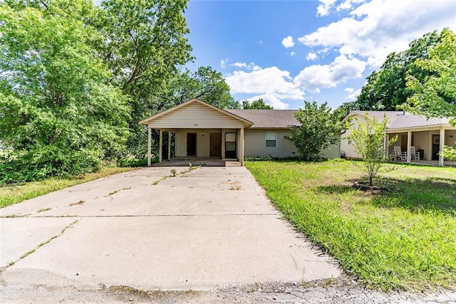 1343 E Moses St, Cushing, OK 74023 - ranch-style house with driveway and an attached carport