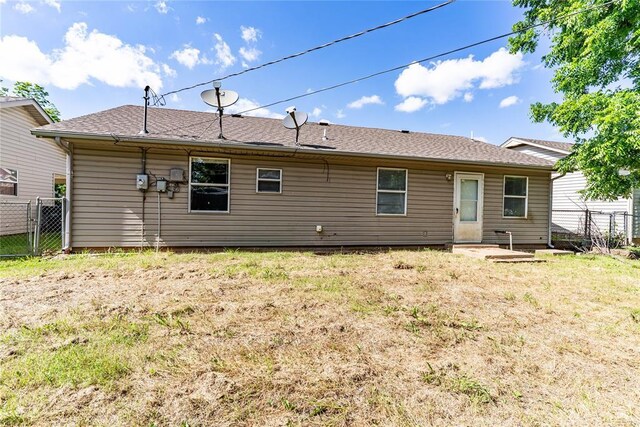 1343 E Moses St, Cushing, OK 74023 - rear view of property featuring a shingled roof