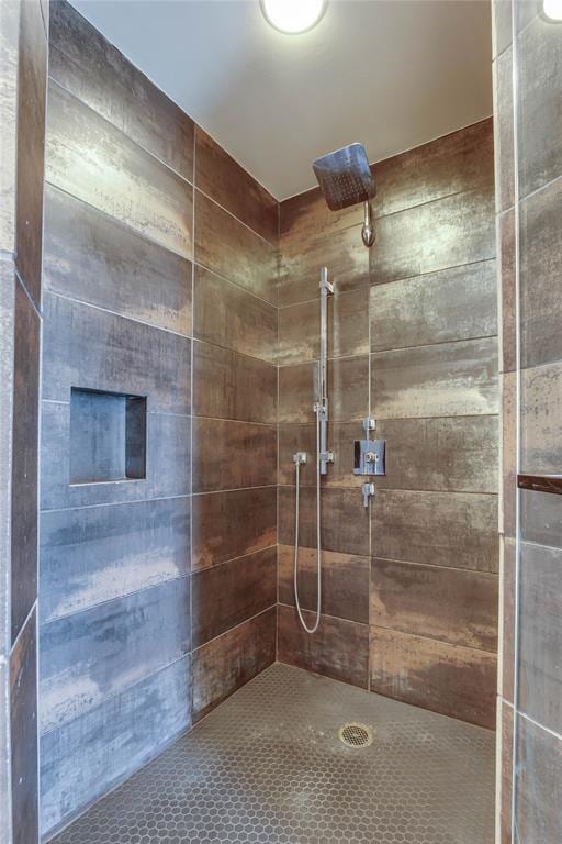 301 NE 4th St Unit 10, Oklahoma City, OK 73104 - bathroom with tiled shower