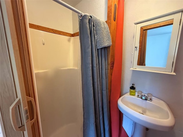 410052 E 1103rd Rd, Checotah, OK 74426 - bathroom featuring curtained shower and a sink