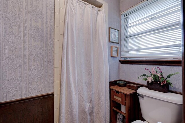 801 Bonnie Ave, Purcell, OK 73080 - bathroom featuring toilet and curtained shower