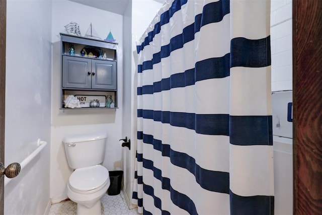 801 Bonnie Ave, Purcell, OK 73080 - bathroom with toilet, baseboards, and a shower with curtain