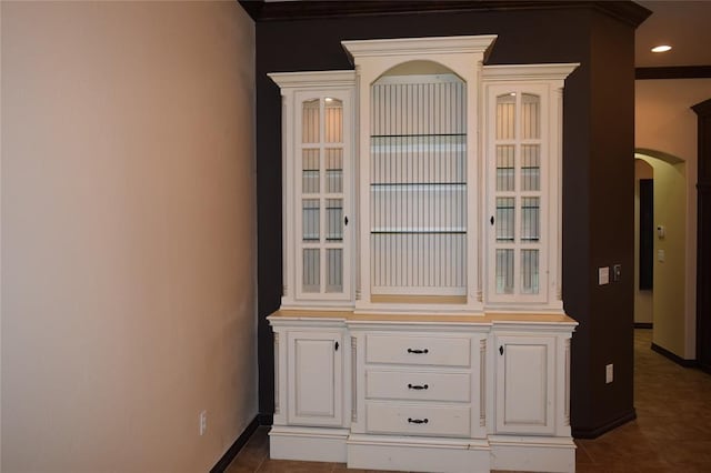 1713 Rain Tree Ln, Midwest City, OK 73130 - detailed view of arched walkways, baseboards, ornamental molding, and recessed lighting