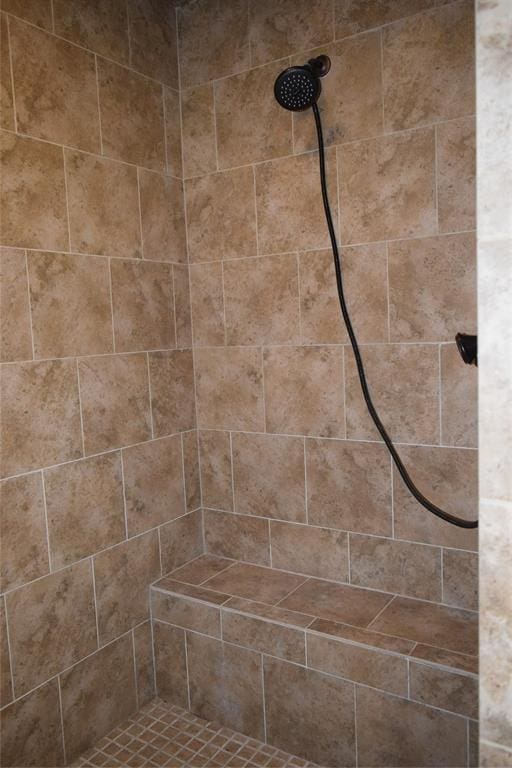 1713 Rain Tree Ln, Midwest City, OK 73130 - bathroom featuring a tile shower