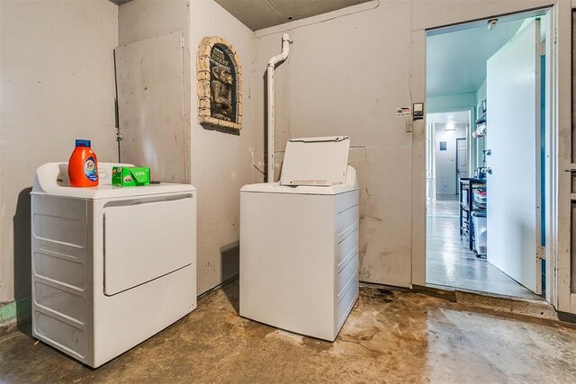 824 E Rose Dr, Midwest City, OK 73110 - laundry area with washer and dryer