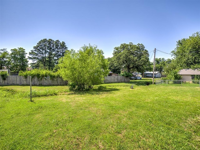 211 S 6th St, Mcloud, OK 74851 - view of yard