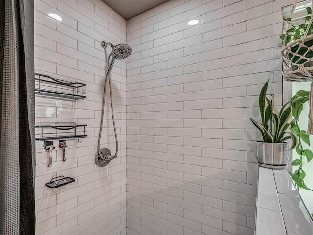 6513 NW 95th St, Oklahoma City, OK 73162 - bathroom featuring a tile shower