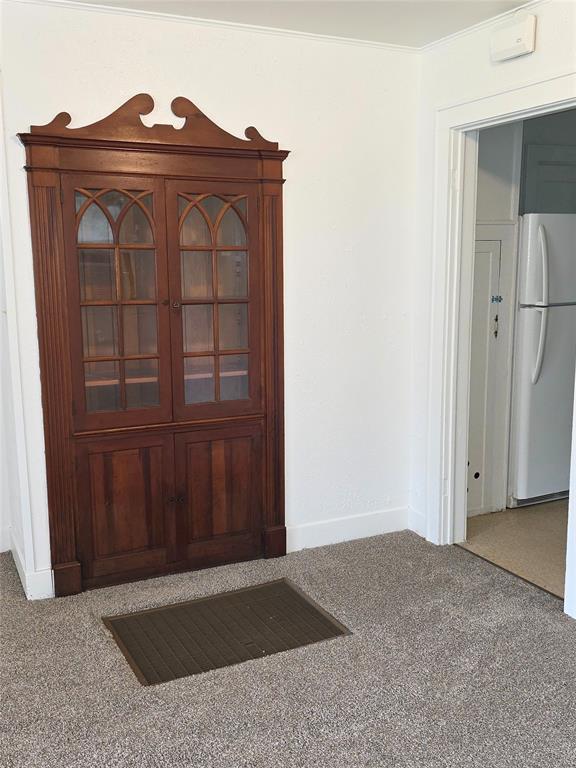 926 S 9th St, Chickasha, OK 73018 - entryway featuring carpet