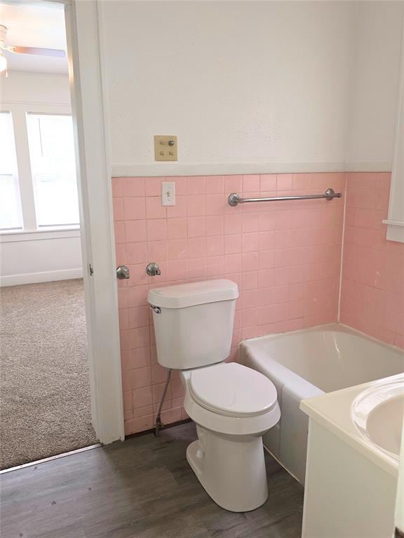 926 S 9th St, Chickasha, OK 73018 - full bathroom with tile walls, a bathtub, wainscoting, vanity, and wood finished floors