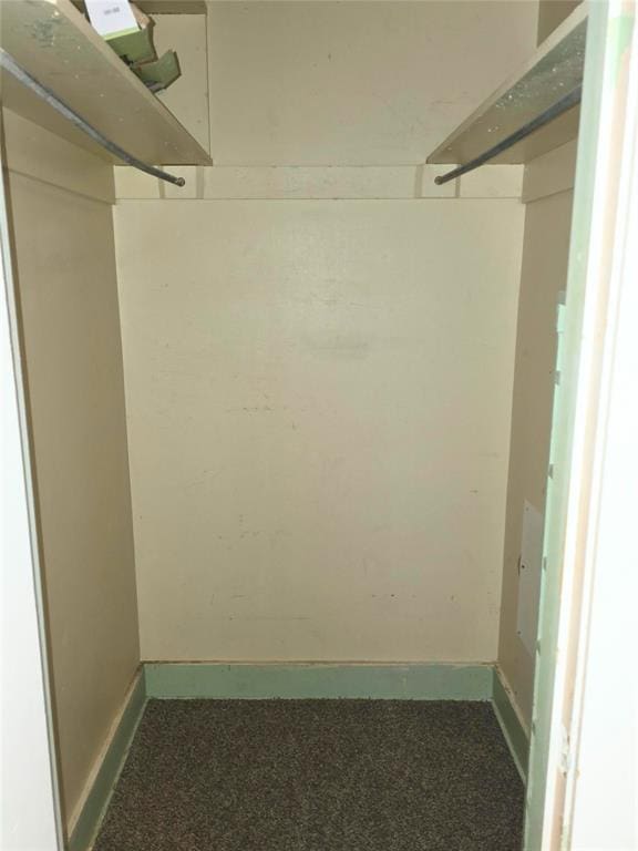 926 S 9th St, Chickasha, OK 73018 - spacious closet featuring carpet floors