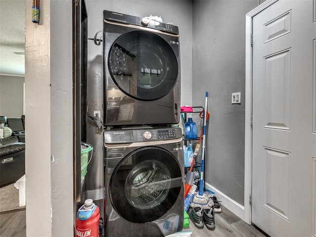 3 Antler Blvd, Mcloud, OK 74851 - laundry area with stacked washer / drying machine, wood finished floors, and baseboards
