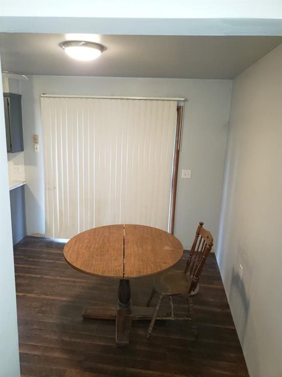 214 N Pecan St, Crescent, OK 73028 - dining area with dark wood finished floors
