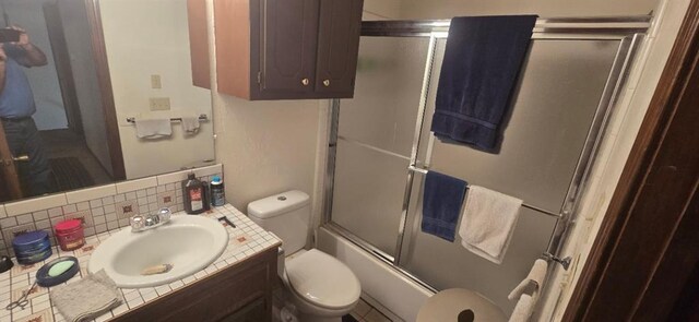 10623 White Oak Canyon Rd, Oklahoma City, OK 73162 - full bath with decorative backsplash, vanity, and enclosed tub / shower combo