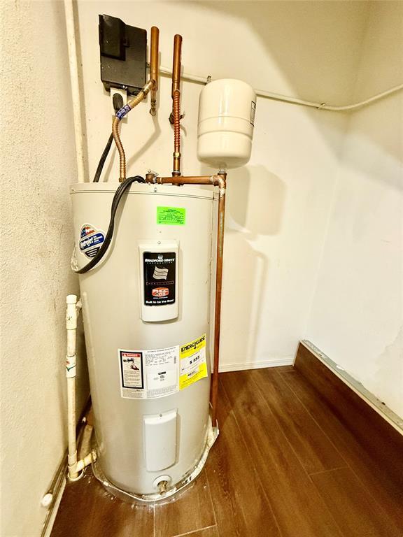 4400 Hemingway Dr Unit 263, Oklahoma City, OK 73118 - utility room featuring water heater