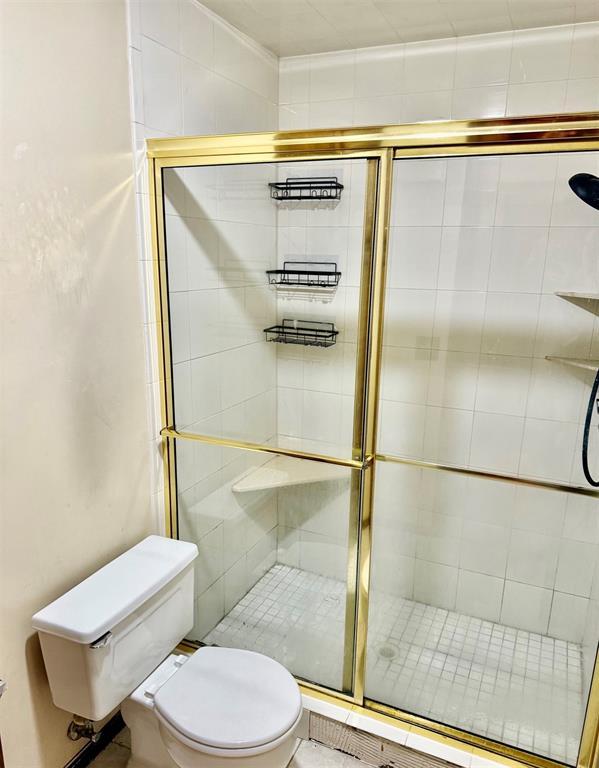 4400 Hemingway Dr Unit 263, Oklahoma City, OK 73118 - bathroom with toilet and a stall shower