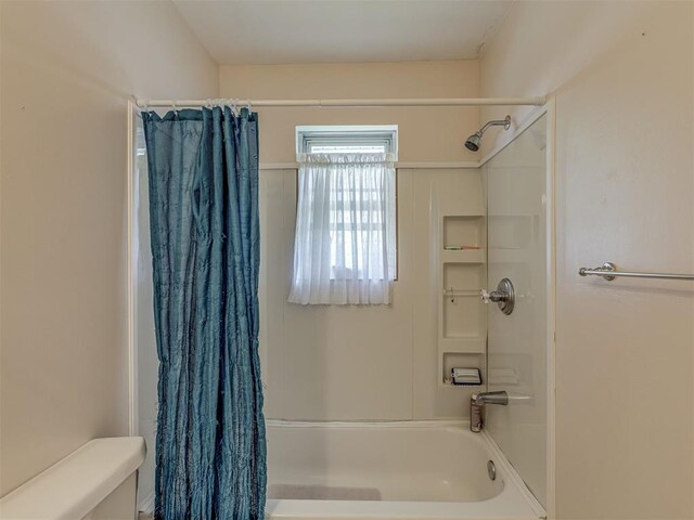3113 SE 20th St, Oklahoma City, OK 73115 - full bathroom featuring shower / tub combo and toilet