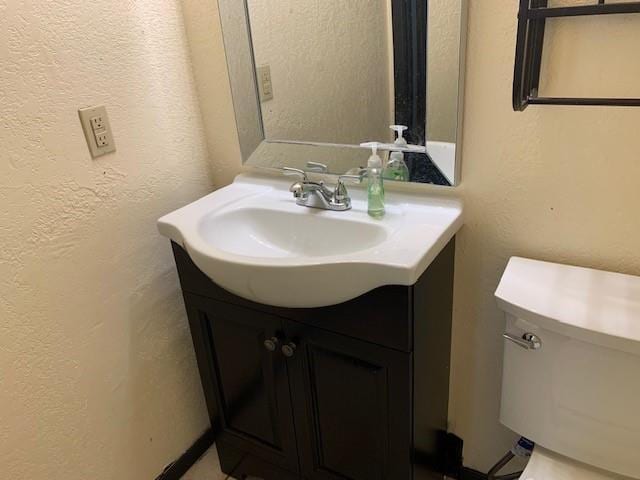 516 Ridgecrest Rd, Edmond, OK 73013 - half bath featuring vanity and a textured wall