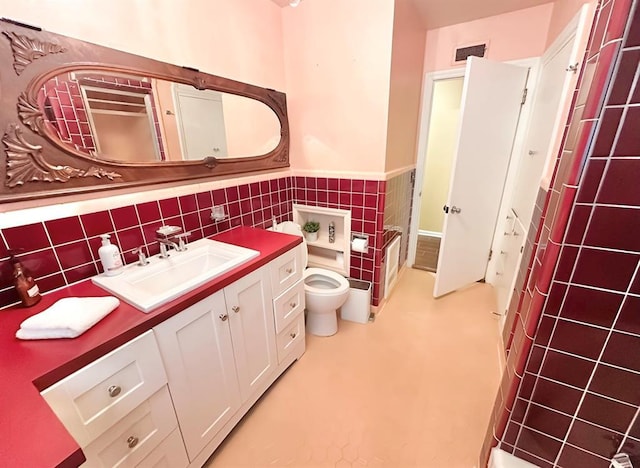 1516 N Hudson St, Altus, OK 73521 - full bathroom with vanity, tile walls, and a wainscoted wall
